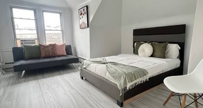 Spacious 3-bedroom apartment in brilliant close to New York with balcony.