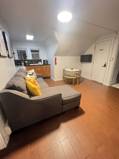 Spacious 3-bedroom apartment in brilliant close to New York with balcony.