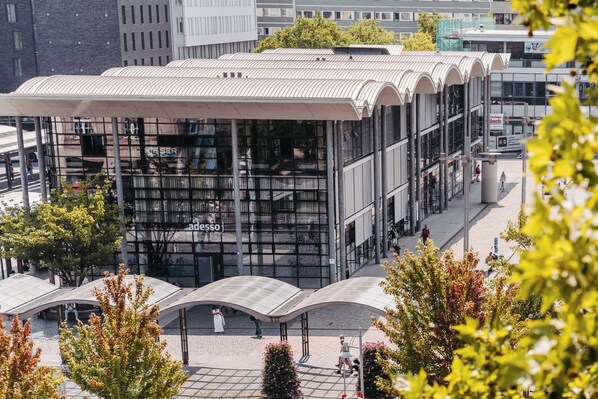 A modern building with a glass facade and a covered entrance area. - bestprice Hotel Koblenz (Koblenz)