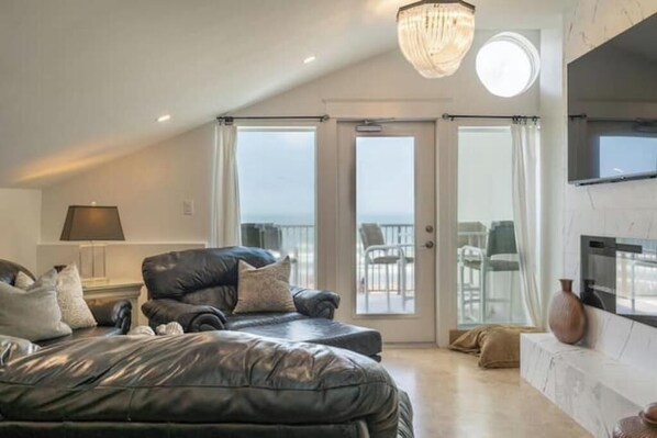 Älytelevisio, takka, videopelejä, DVD-soitin