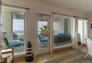 Älytelevisio, takka, videopelejä, DVD-soitin