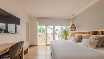 5 bedrooms, iron/ironing board, WiFi, bed sheets