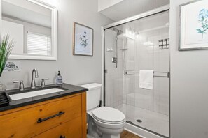 Shower, hair dryer, towels, soap - Cozy home in Saint Peter's MO with epic game room in basement (St. Peters)
