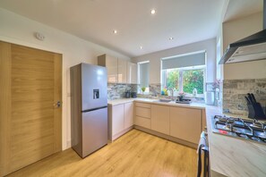 Micro-ondes, four, plaque de cuisson, cafetière/bouilloire