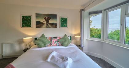 Spacious Family Home | Garden | Parking | 4BR WiFi Sleeps 9 | Near Station