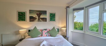 Spacious Family Home | Garden | Parking | 4BR WiFi Sleeps 9 | Near Station