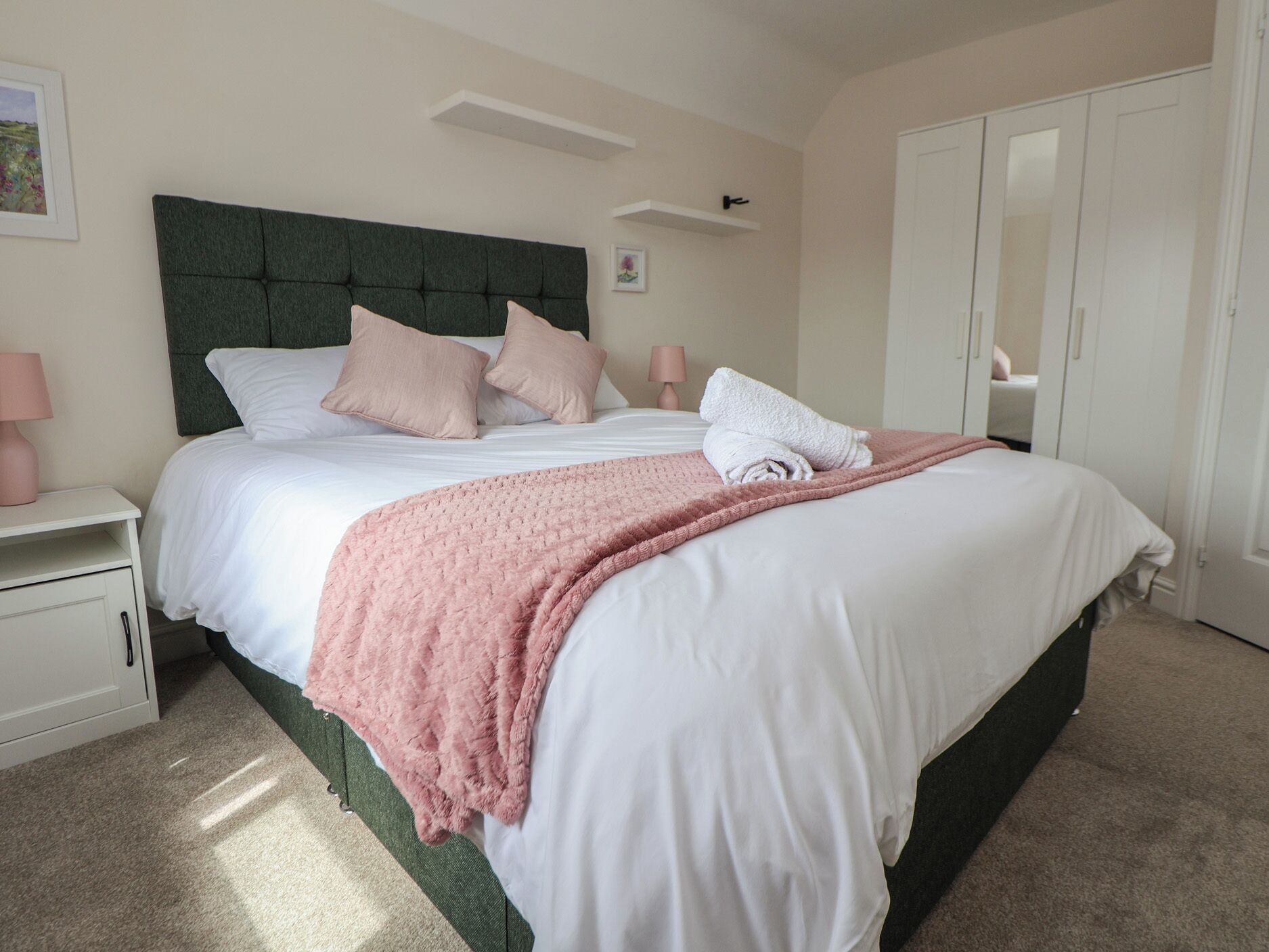 4 phòng ngủ, trang trí khác biệt 