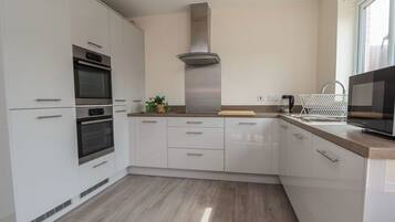 Cookware/dishes/utensils