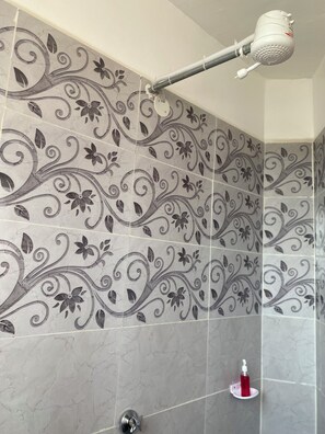 Shower, towels, soap, toilet paper - Casa Verde – Your Serene Escape in the Heart of Karen (Nairobi)