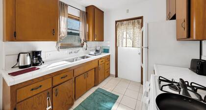 Cozy 1B1b Downtown Retreat Balcony + Free Parking A