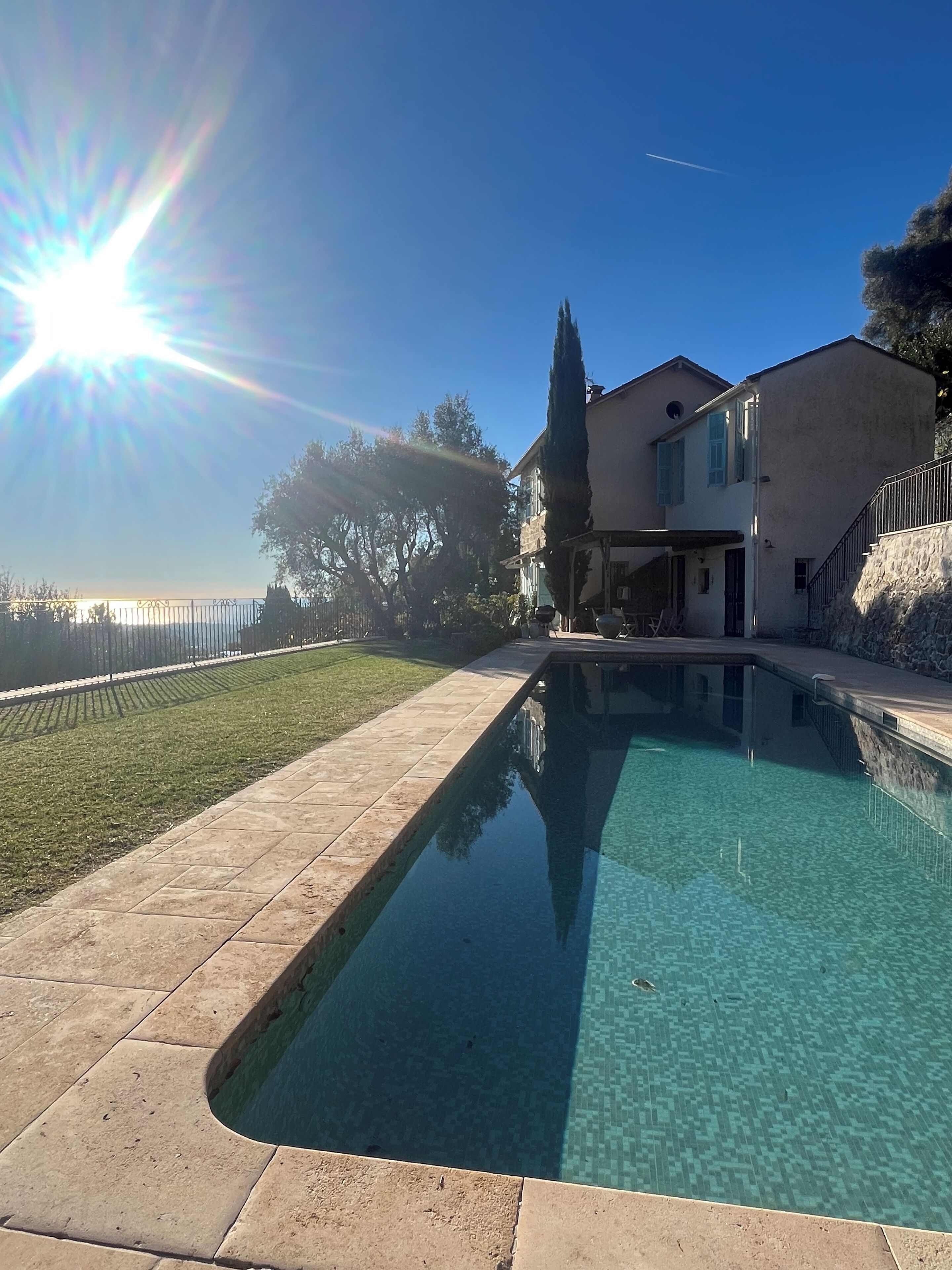 Una piscina al aire libre, una piscina climatizada