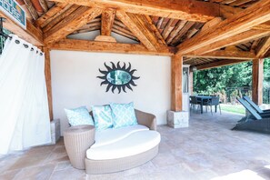 Outdoor dining - A historic flower farm turned into a stunning vacation home. (Vence)