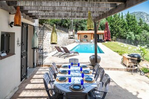 Outdoor dining - A historic flower farm turned into a stunning vacation home. (Vence)