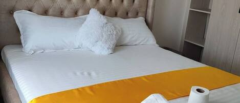 2 bedrooms, iron/ironing board, WiFi