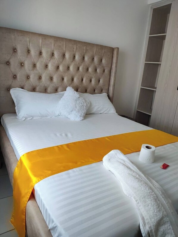 2 bedrooms, iron/ironing board, WiFi