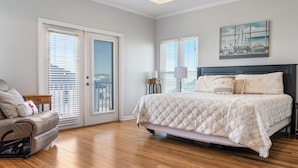 A bedroom with a bed, a chair, and a ceiling fan. - Beach Memories by Southern Vacation Rentals (Gulf Shores)