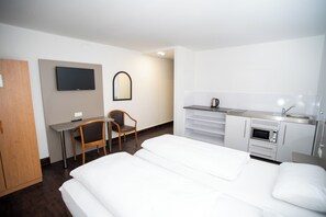 Double or Twin Room, Courtyard View | Meja, ruang kerja komputer riba, kalis bunyi, seterika/papan seterika