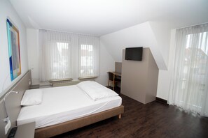 Comfort Single Room, Courtyard View | Desk, laptop workspace, soundproofing, iron/ironing board - Hotel am Schillerplatz (Pleidelsheim)