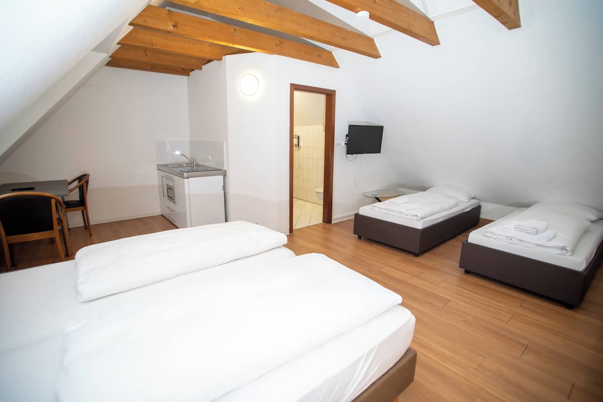 Family Quadruple Room, Courtyard View | Meja, ruang kerja komputer riba, kalis bunyi, seterika/papan seterika
