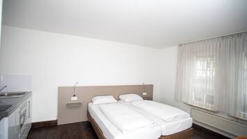 Quarto casal ou duplo, vista para o pátio | Escrivaninha, espaço de trabalho para notebook, quartos à prova de som