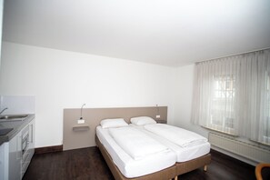 Double or Twin Room, Courtyard View | Desk, laptop workspace, soundproofing, iron/ironing board - Hotel am Schillerplatz (Pleidelsheim)