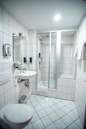 Buồng tắm vòi sen, máy sấy tóc, khăn tắm, xà phòng 