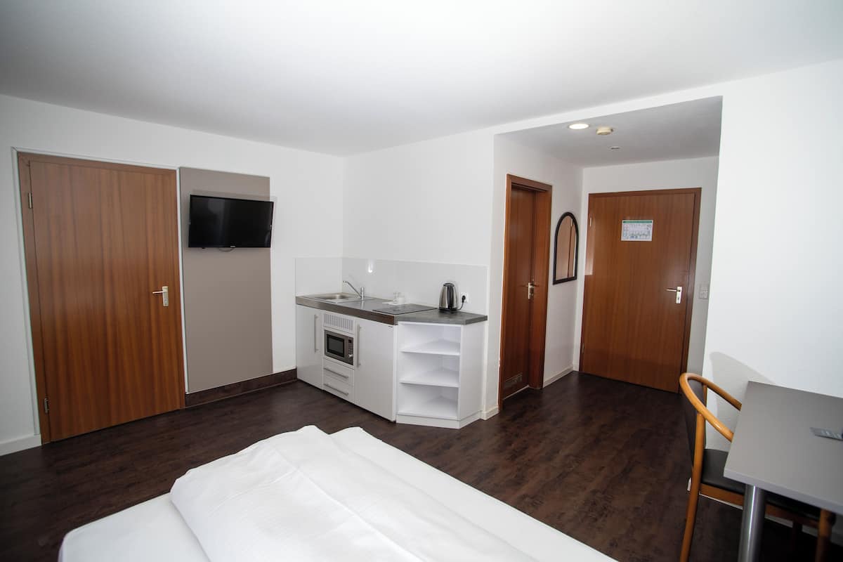 Single Room, Non Smoking, Kitchenette | Meja, ruang kerja komputer riba, kalis bunyi, seterika/papan seterika