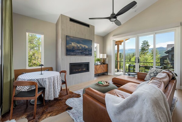 Smart TV, fireplace