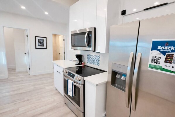 Fridge, microwave, stovetop, dishwasher