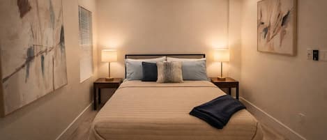Escritorio, tabla de planchar con plancha, wifi y ropa de cama