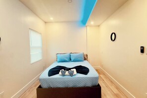 2 bedrooms, iron/ironing board, WiFi