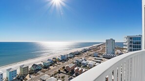 Plajda, şnorkelle yüzme 