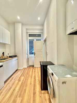 Family Apartment, City View | Private kitchen