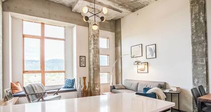 The Chill Line - 2 Bedrooms, 2 Bathrooms - Historic Union Building, Downtown Hood River with Rooftop Views