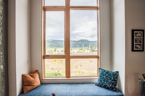 Interior - The Chill Line - 2 Bedrooms, 2 Bathrooms - Historic Union Building, Downtown Hood River with Rooftop Views (Hood River)