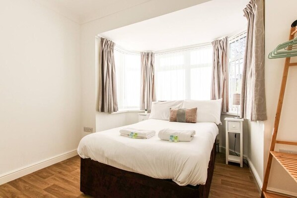 6 bedrooms, iron/ironing board, WiFi, bed sheets