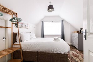 6 bedrooms, iron/ironing board, WiFi, bed sheets