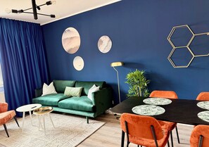 Een smart-tv, boeken en een stereo