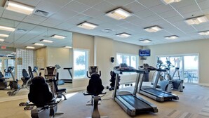Ein Fitnessstudio mit Laufbändern, Ergometer und Kraftgeräten.