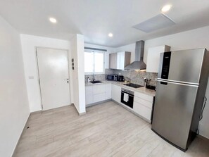 Kjøleskap, mikrobølgeovn, ovn og kaffetrakter/tekoker