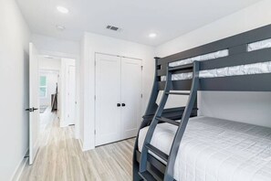 4 bedrooms, free WiFi, bed sheets