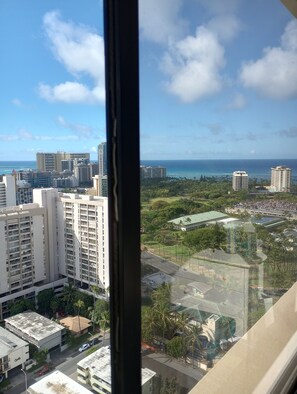 Interior - Ocean view Cozy studio condo with gym, AC and kitchenette in  Waikiki (Honolulu)