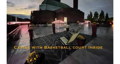 Spa Room & Bath + Gym BBall Indoor Court NASA EV+