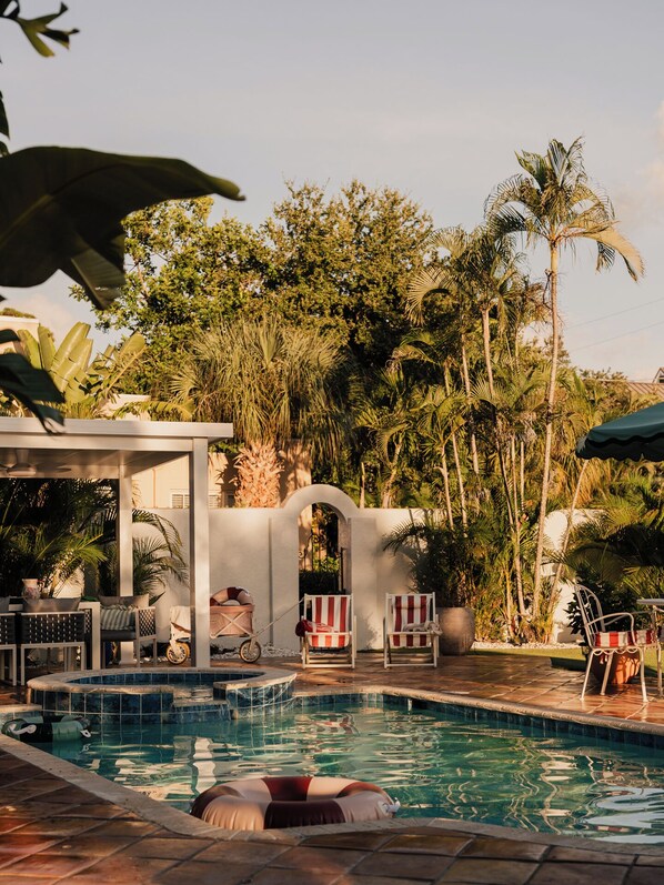 Utomhuspool och uppvärmd pool