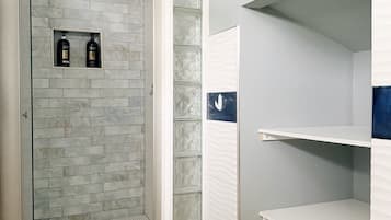 Sèche-cheveux, bidet, savon, shampoing