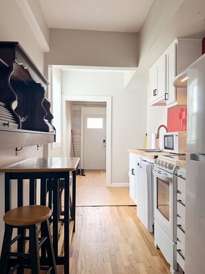 Frigorífic, microones, forn i placa de cuina 