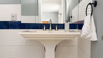 Secadora de cabello, bidet, jabón, shampoo