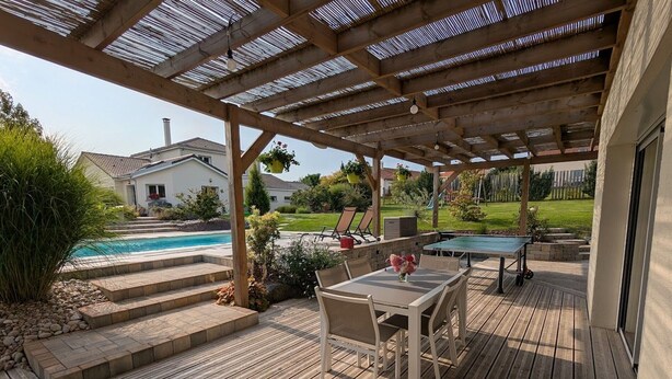 Un patio in legno con piscina, mobili da esterno e una pergola.