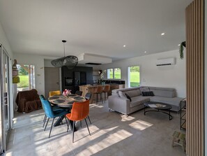 TV - Refined holiday home with terrace and shared pool (Dounoux)