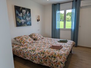 Free WiFi, bed sheets - Refined holiday home with terrace and shared pool (Dounoux)